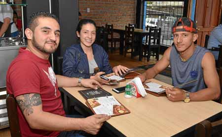 Felipe Santamaría Gutiérrez, Lizeth Johanna Holguín Arias y Eduardo Cardona Arias se reunieron en el restaurante Asados Chavita.