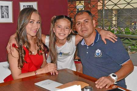 En el restaurante Alto Pasti Trattoria se celebró el cumpleaños de Claudia Arango Hoyos, la acompañan María José Martínez Arango