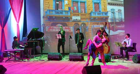 La agrupación musical y la pareja de baile aparecen durante el espectáculo de tango, milonga y vals.