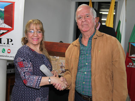 Libia Bonilla Cadavid recibió en nombre de su hermano, la Nota de Estilo en la que se exalta la vida y obra de José Clareth Boni