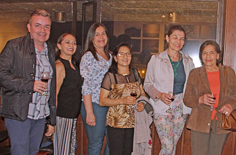 El docente Juan David Salazar aparece en compañía de Adela María Franco, Bertha Leticia Jaramillo, Dabeiba Sanabria, Elizabeth J