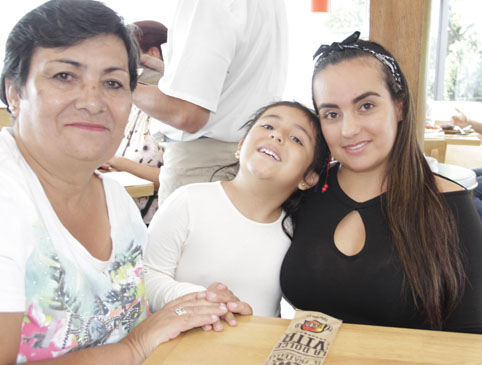 Luz Marina Gómez ofreció un almuerzo de bienvenida en el restaurante Il Forno a Jade Aguirre y Sandra Rodríguez, quienes llegaro