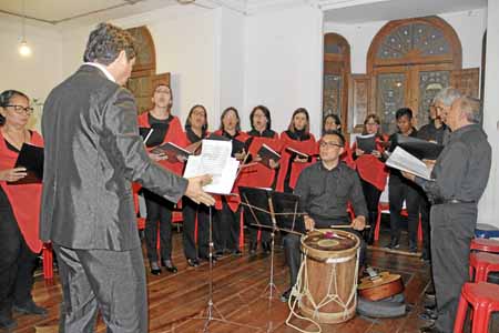 La Coral Santa María, que dirige el maestro Roberto Gonzalo Ceballos Peñaloza, durante su presentación.