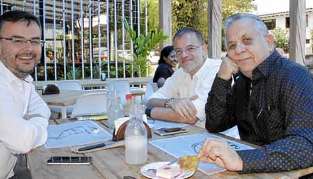 En un almuerzo de trabajo en la Sevichería Tito se reunieron Nicolás Navarro, Carlos Duque y Efraín Góngora.