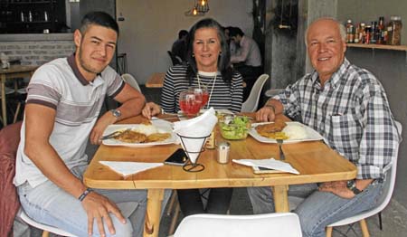 Miguel Echeverri, Carmen Elisa Salazar y Álvaro Echeverri almorzaron en el restaurante Mix It Food & Drinks.