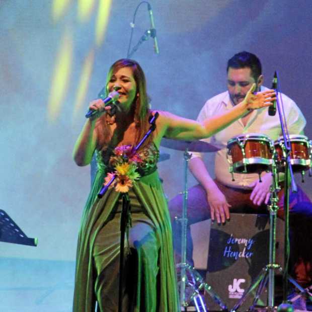 María Isabel se tomó el escenario con la alegría que la caracteriza para entregar al público su trabajo musical. 