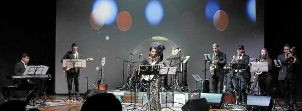 Elisa Trujillo durante la interpretación de Clásicos del pop, como llamó a su audición en el auditorio Hernando Aristizábal Bote