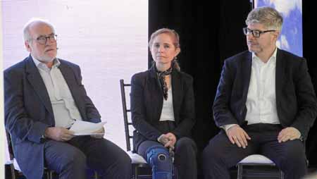 Guido Echeverri Mejía, gobernador de Caldas; Luz Stella Cardona, gerente de Inficaldas, y Juan Carlos Salazar, director general 