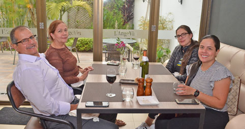 Luz Marina Alcalá Lombo, Paula Valencia Alcalá y Vanessa Valencia Alcalá.