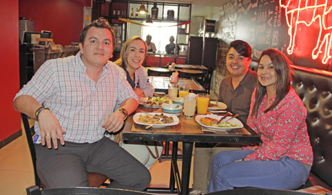 En el restaurante Entrefuegos se reunieron Juan Carlos Pardo, Claudia Marín, Carlos Parra y Paula Quintero. 