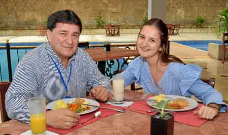 Héctor Correa Pinzón y Luisa María Correa Ramírez estuvieron en un almuerzo de trabajo en el Club Manizales.