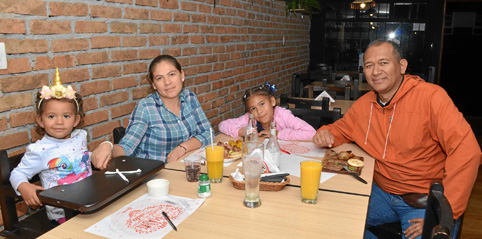 Foto | José Fernando Tangarife | LA PATRIA Luciana Ochoa Pérez, Lorena Pérez Antolinez, Lorena Ochoa Pérez y Albert Ochoa Muñoz.