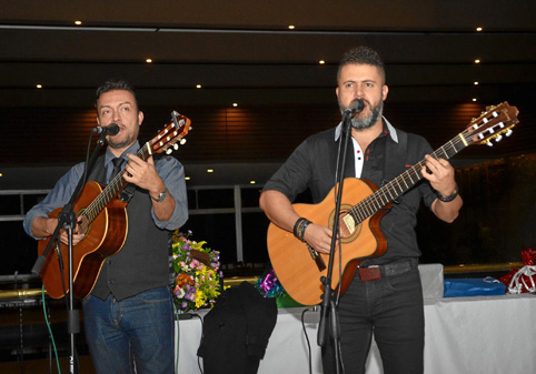 Fotos | José Fernando Tangarife | LA PATRIA La agrupación Renaceres, integrada por Marco Fidel Castro y Carlos Andrés Yepes, ame