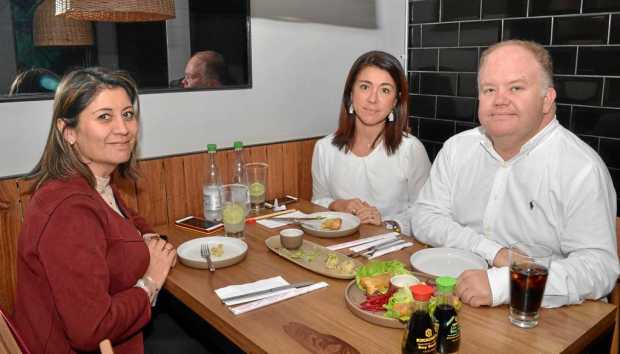 En el restaurante Komo Asian Concept se reunieron Ángela Amado Benavides, Olga Martínez Alzate y Alejandro Roldán Patiño.