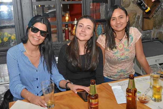 María Angélica Sechague Cabanzo, Luisa Martínez Gualdrón y Tatiana Castillo Mantilla.