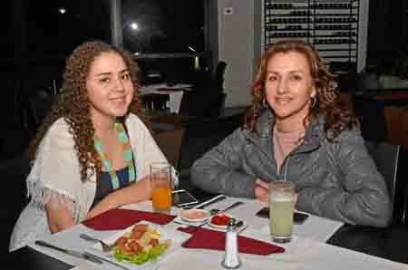 Foto | José Fernando Tangarife | LA PATRIA En la sede El Cable del Club Manizales se reunieron en una comida Manuela López Cano 