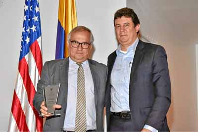 Darío Gómez Jaramillo, presidente de la junta directiva de la Fundación Lúker, recibió el Mérito Cívico, “por contribuir a la tr