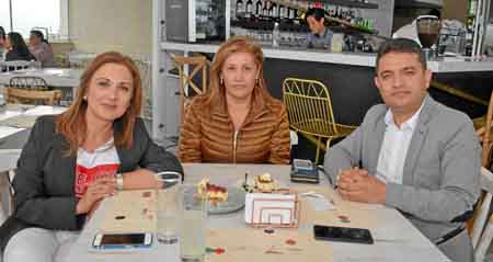 María Luisa González Galvis, Luz Adriana Moreno Marmolejo y Edwin Sánchez Aristizábal, se reunieron en La Azotea Rooftop.