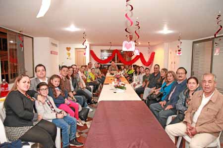 Asistentes a la celebración que se llevó a cabo en el salón social de Torres Portal de la 50. 