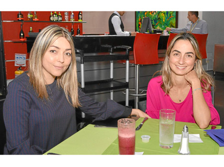 Francisca Arango Robledo y Susana Arango Robledo se reunieron en un almuerzo en la sede El Cable del Club Manizales.