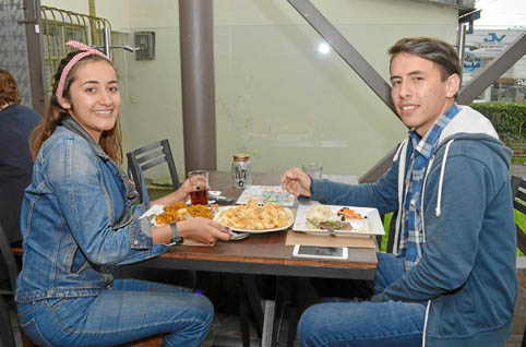 María Camila Sánchez Sánchez y Jhojan Suárez Muñoz se reunieron en un almuerzo en el restaurante La Luna de Valencia.