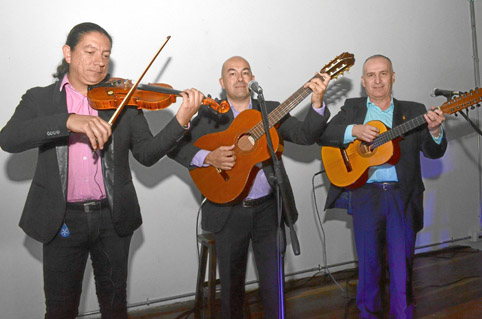 Miguel Flechas Gaitán, John Freddy Marín Cardona y Carlos Arturo Marín Grisales, integrantes del trío Estirpe y Canción, durante