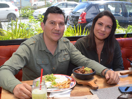 En el restaurante La Patatería se reunieron en un almuerzo los esposos Jaime Andrés Espitia Ocampo y Eliana Zapata Gutiérrez.