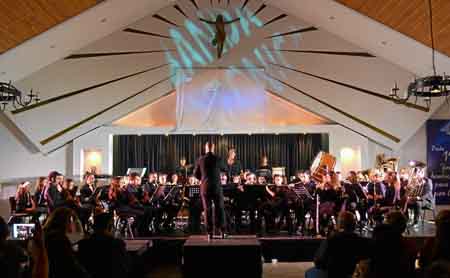 El director de la banda, Huberney Cristancho, durante el concierto conmemorativo.
