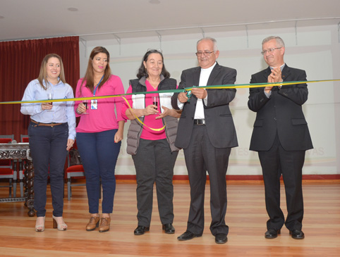 Yurlei Ocampo y María Antonieta Tangarife, de Icontec; María Magdalena Builes, secretaria de las Tic; presbítero Luis Carlos Jai