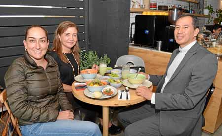 Fotos | José Fernando Tangarife | LA PATRIA María José Mejía Londoño, Piedad Pinzón Gómez y el sacerdote Néstor Iván Mejía Hinca