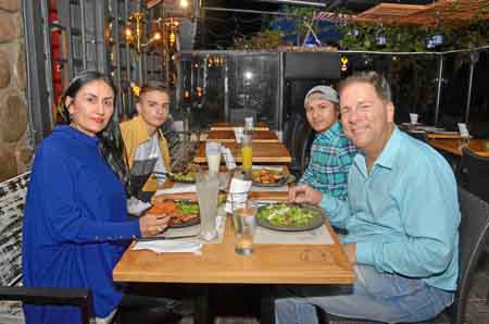 Foto | José Fernando Tangarife | LA PATRIA Zulma Paleólogos, Juan Manuel López Cifuentes y Santiago López López y Jonathan Paleó