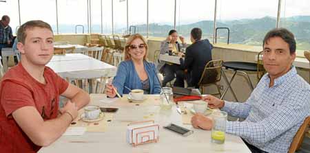 Foto | José Fernando Tangarife | LA PATRIA Tomás Sánchez Jaramillo, Mónica Jaramillo Vélez y Daniel Sánchez Prieto se reunieron 