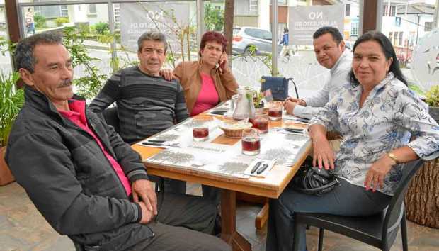 Carlos Buriticá Díaz, Antonio Piña Martínez, María Irma Orozco Puerta, Carlos Buriticá Burgos y Amanda Burgos de Buriticá.