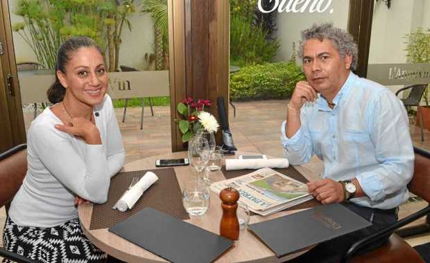 Claudia Leguizamón y Carlos Ramírez Castaño se reunieron en un almuerzo en el restaurante L’Angevin.