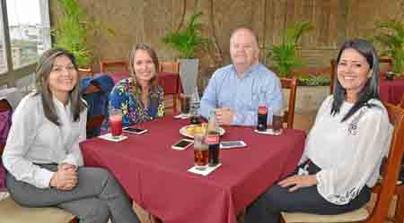 Mónica Pineda Hernández; Sandra Martínez Chaverra; Alejandro Roldán Patiño, gerente regional Davivienda, y Lina María Rojas Marí