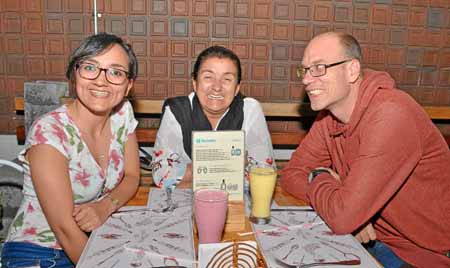 Laura Tatiana Blandón Castrillón, Martha Lucía Díaz Piedrahíta y Thomas Stucki se reunieron en el restaurante Dauntaun.