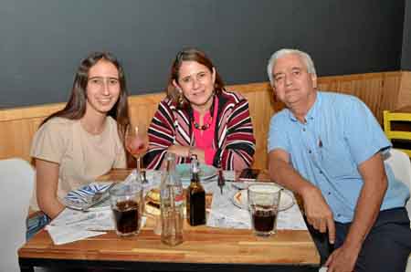 Alexandra Mazuera Pérez, María del Pilar Pérez Restrepo y Julián Mazuera Valencia.