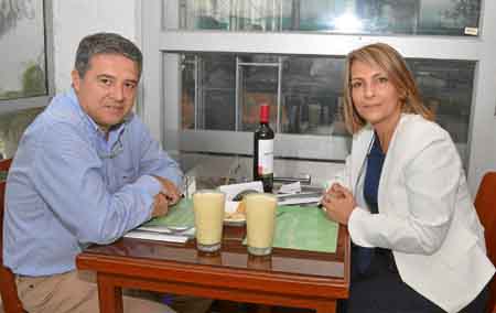 El neumólogo Jaime Sánchez Vallejo y la gerente de Neumovida, Luz Adriana Linares Rodríguez, se reunieron en un almuerzo de trab