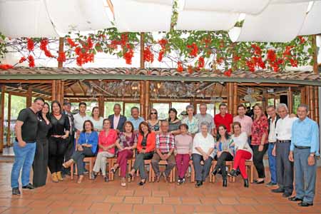Los homenajeados aparecen en compañía de sus familiares.
