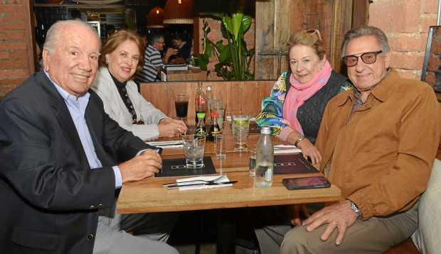 Foto | José Fernando Tangarife | LA PATRIA Fernando Mejía Jaramillo, Gladis Gómez de Mejía, Riama Sosa de Reyes y Rafael Reyes.