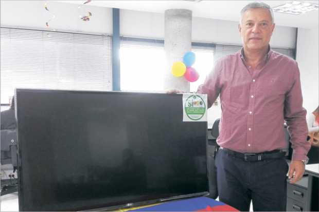 PARTICIPÓ Y GANÓ, JORGE U. AVENDAÑO R., compró  whisky Chivas y hoy es el feliz ganador de un Smart Tv de  43".  Felicitaciones.