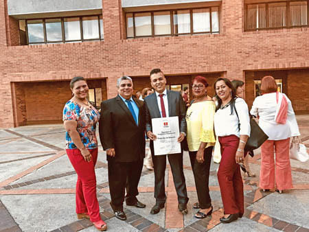 Leandro Gil Villaquirán aparece en compañía de su familia, después de la ceremonia que se celebró el 23 de febrero.