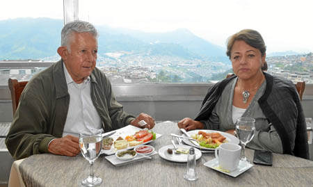 Hernando Posada Gómez y Amparo Zuluaga de Posada se reunieron en un almuerzo en el Club Manizales.