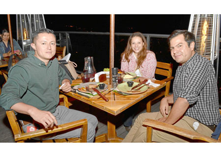 Carlos Andrés Pareja Parra, Martha Garzón De Castro y David Rojas Romero se reunieron en una comida en el restaurante Cortesana.