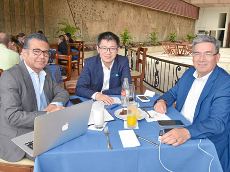 William Naranjo Quintero, gerente de Arquímedes S.A.; Wu Yu, vicepresidente para América de China Harbour Engineering Company LT