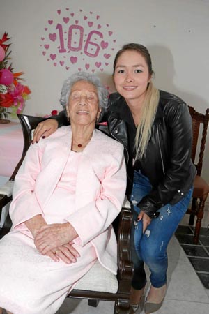 La homenajeada aparece en compañía de su bisnieta Lina María Flórez Ramírez, quienes cumplen años el mismo día.