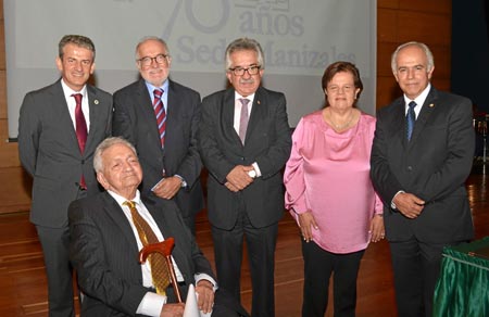 Carlos Eduardo Mejía Valenzuela, egresado de Ingeniería Civil. De pie: Carlos Alberto García Montes, director Nacional de Invías