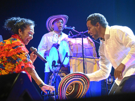 Sonia Bazanta Vides, conocida como Totó la Momposina, deleitó a los mil 200 asistentes que ocuparon en aforo del Teatro los Fund