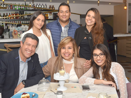 Gonzalo Canales Rodríguez, Claudia Riaño Castro y Alexandra Salazar Riaño. De pie: Isabela Peña Peláez, Simón Ramírez Alzate y N