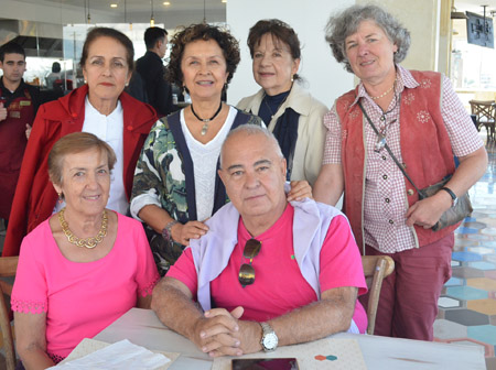 Clara Inés Sanint Salazar y Hernán Giraldo Mejía. De pie: Pilar García Cuartas, Nancy Delgado Ramírez, María Elena Estrada Gómez